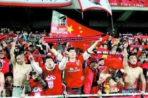 五人连忙挣扎着用腿起身，狼狈无比的跑出天香府。